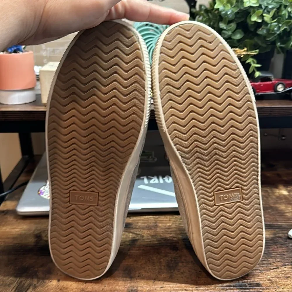 Tom’s Carlo Gray‎ Corduroy sneakers size 9